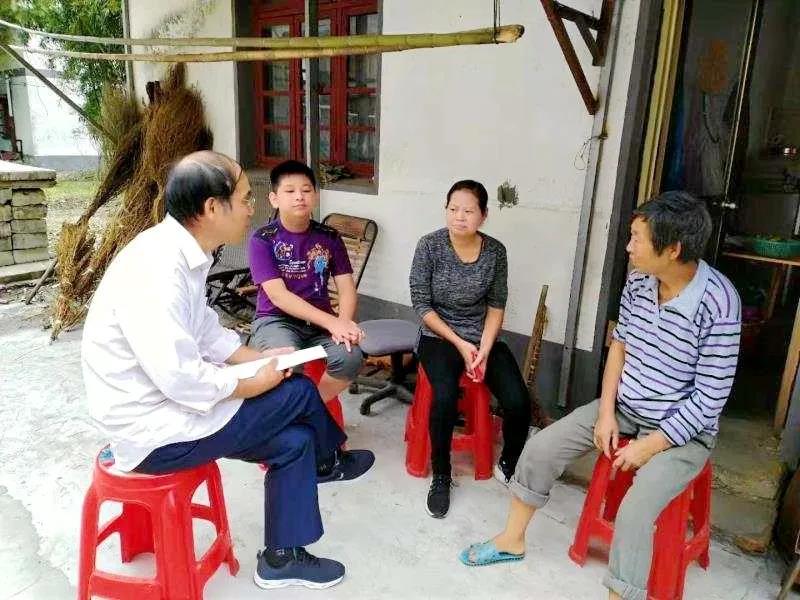 【乡村振兴在路上】驻村教育在线 思政课堂搭载“乡村家校直通车”驶入村间