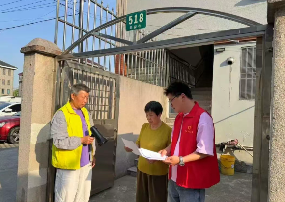 开门一件事 | 华新镇华益村：“小门牌”撬动“大服务”， 破解配送“最后一米”