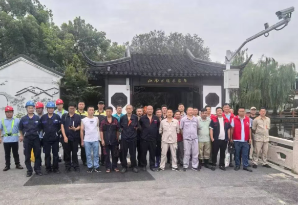 急令驰援保安全 红甲遍暖回搬户 青浦区房管局紧急集结物业志愿队驰援朱家角镇居民回搬