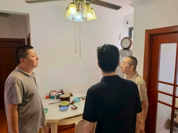 【学思想 强作风 建新功】开门一件事 | 华新镇金瑞苑居民区党支部：焕新停车“小环境” ，写好民生“大文章”